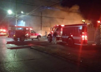 Fuego consume un vehículo en avenida Fleming