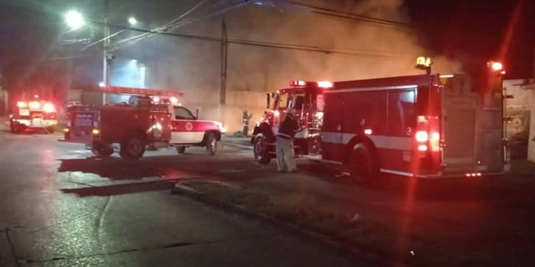 Fuego consume un vehículo en avenida Fleming