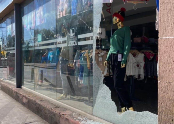 Nueva tienda recibe un “cristalazo”; ahora en Uresti