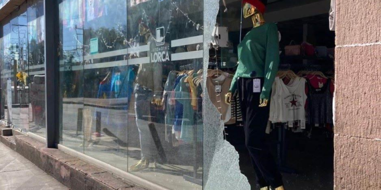 Nueva tienda recibe un “cristalazo”; ahora en Uresti