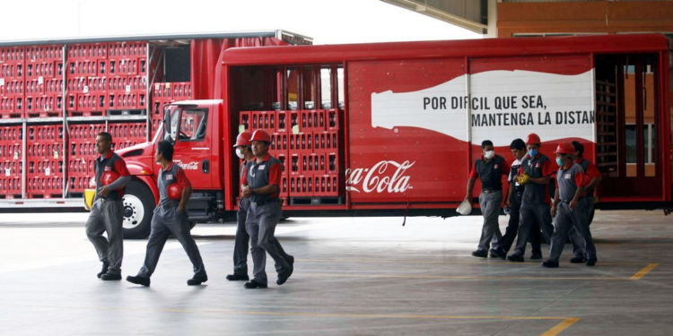 Los precios de los cigarros, refrescos y gasolina se incrementarán en México para 2025, este es el motivo
