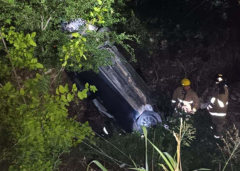 Familia se accidenta y cae de un puente en la carretera Valles-Tamazunchale