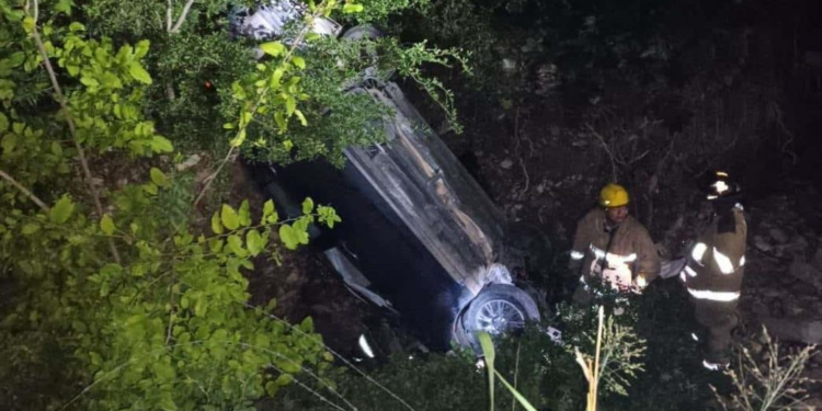 Familia se accidenta y cae de un puente en la carretera Valles-Tamazunchale