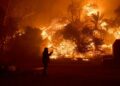 Un incendio forestal en Malibú se sale de control y provoca la evacuación de miles de personas