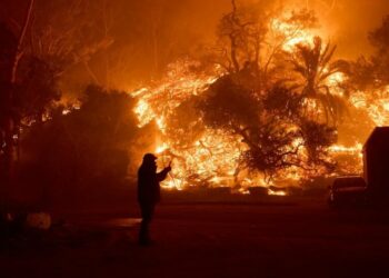 Un incendio forestal en Malibú se sale de control y provoca la evacuación de miles de personas