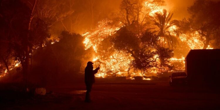 Un incendio forestal en Malibú se sale de control y provoca la evacuación de miles de personas