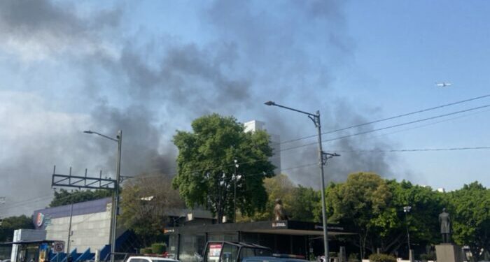 VIDEO | Se incendia estacionamiento de la alcaldía Benito Juárez