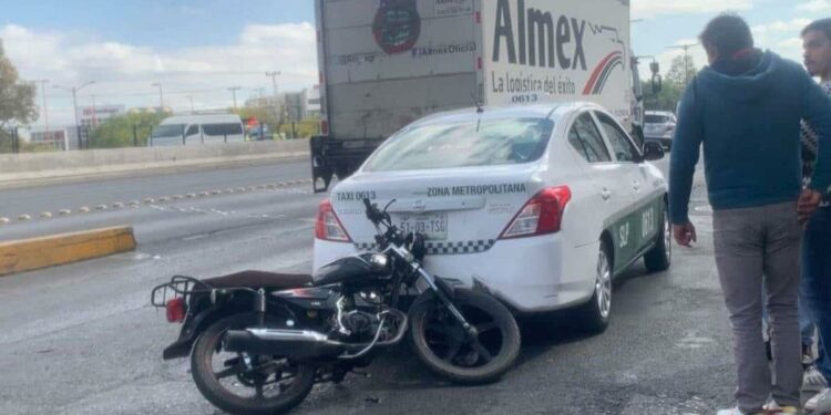 Motociclista se estrella con un taxi en Salvador Nava