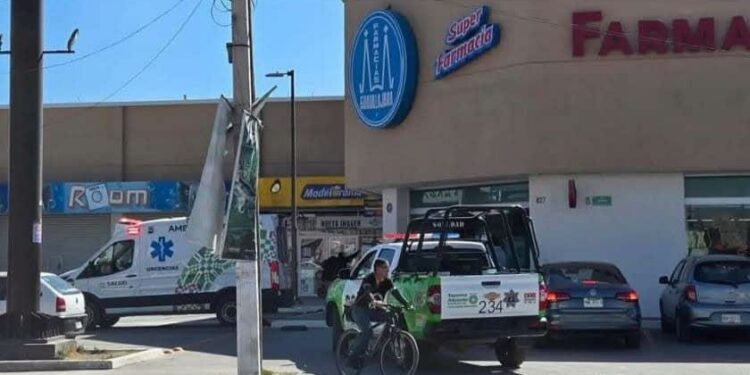 Operativo tras el reporte de un asalto en una Farmacia Guadalajara