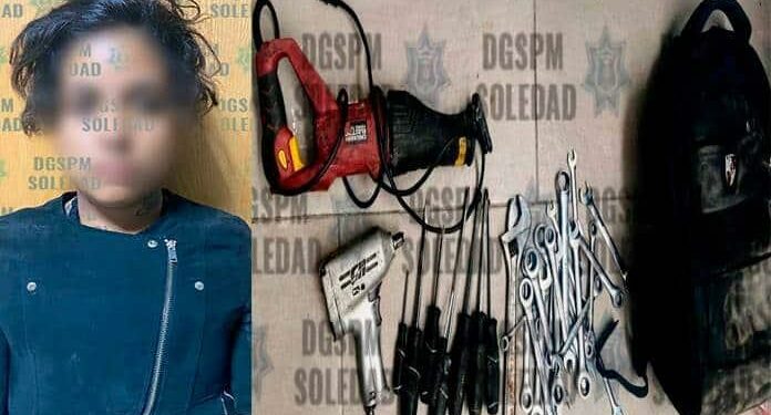 Mujer robaba herramienta de taller mecánico