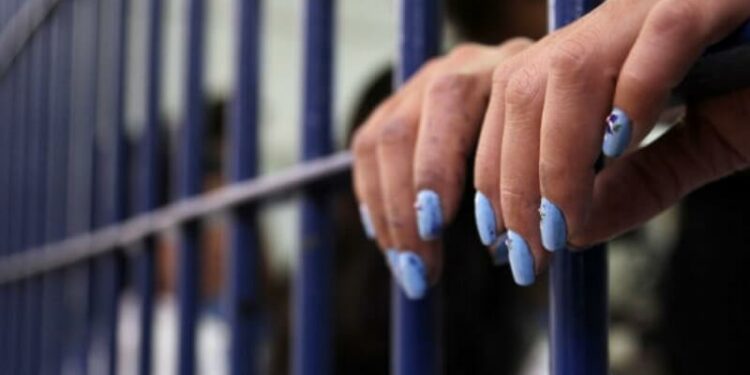Familiares piden detener el traslado de mujeres en prisión