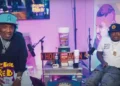Rapero dispara accidentalmente un arma a través de sus pantalones durante un programa en vivo