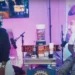 Rapero dispara accidentalmente un arma a través de sus pantalones durante un programa en vivo