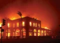 El infierno en Los Ángeles arrasa con mansiones de famosos y pospone los Critics Choice Awards