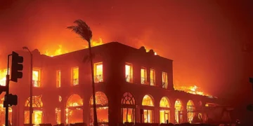 El infierno en Los Ángeles arrasa con mansiones de famosos y pospone los Critics Choice Awards