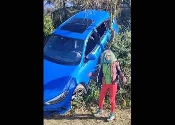 Tras caer en un barranco con su camioneta de lujo, lo primero que hace es grabar un TikTok