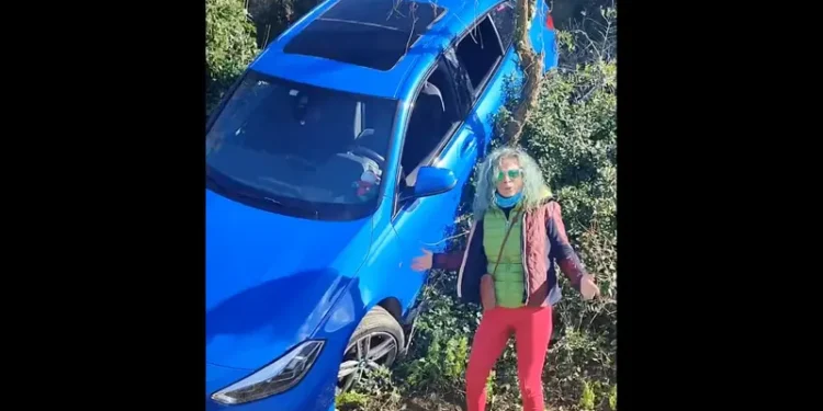 Tras caer en un barranco con su camioneta de lujo, lo primero que hace es grabar un TikTok