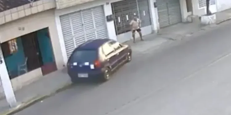 Mujer es atropellada en la banqueta por un vehículo descontrolado en Brasil