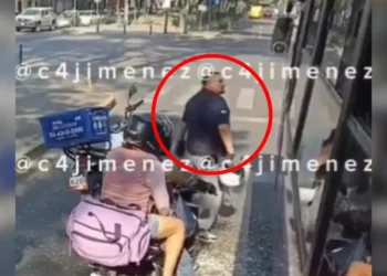 VIDEO | Repartidor explota y lanza su casco contra un autobús de transporte público en CDMX