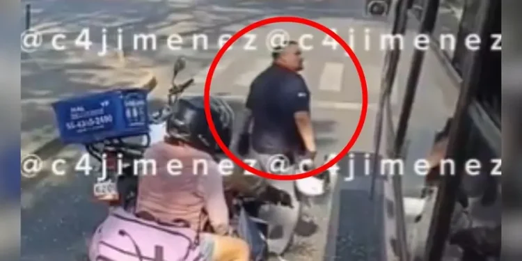 VIDEO | Repartidor explota y lanza su casco contra un autobús de transporte público en CDMX
