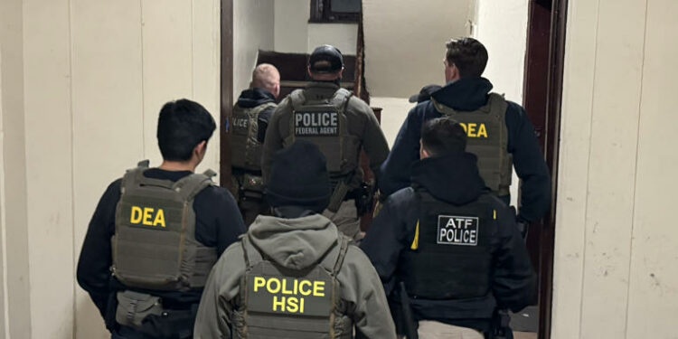 VIDEO | La Policía de Nueva York colabora en redada de inmigración bajo orden del alcalde