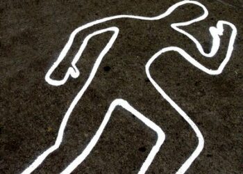 Ejecutan a hombre a puñaladas y balazos