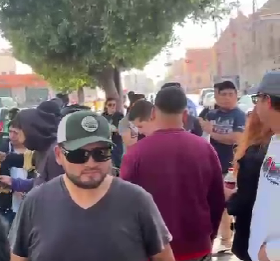 VIDEO | Ubers bloquean Eje Vial exigiendo la liberación de repartidor detenido por licencia falsa