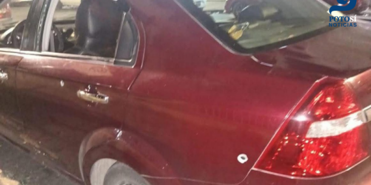 Atacan a tiros a pasajeros de un Uber en la capital de San Luis Potosí; dos personas resultaron gravemente heridas.