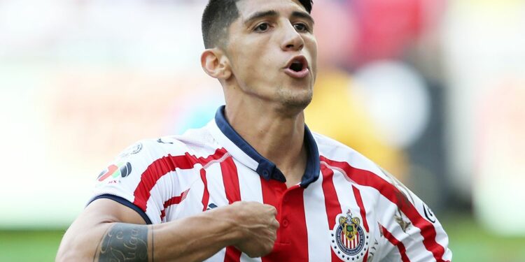 Alan Pulido está a punto de regresar a Chivas tras estar cerca de concretarse su vuelta al club