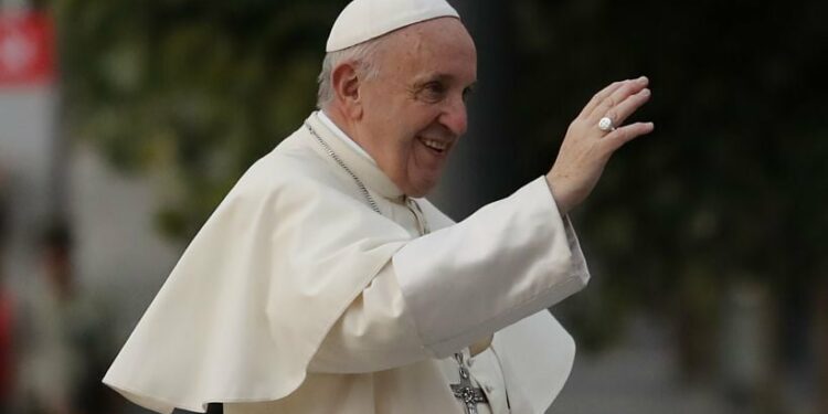 El Papa Francisco sufre una lesión en el brazo derecho tras una caída