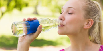 El valor de mantenerse hidratado: Los beneficios de beber agua con regularidad para tu bienestar