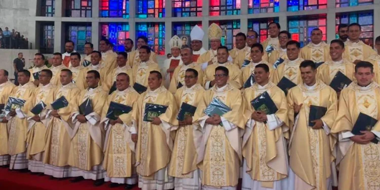 México enfrenta escasez de sacerdotes