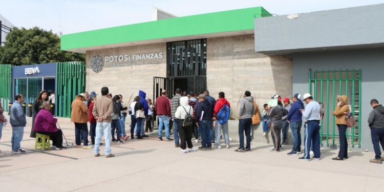 Más de 21 mil potosinos llevan a cabo el trámite de control vehicular al comenzar 2025