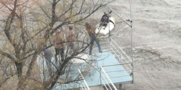 VIDEO | Turistas ponen en riesgo su vida al caer de una canoa en la presa de Mexquitic