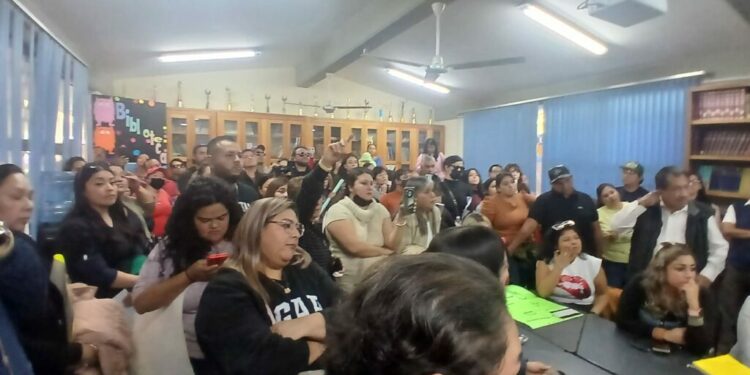 VIDEO | Docentes y padres de familia se oponen al desalojo de la ETI y la Tipo.