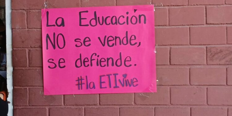 Detienen la instalación de la Universidad Rosario Castellanos en la ETI.