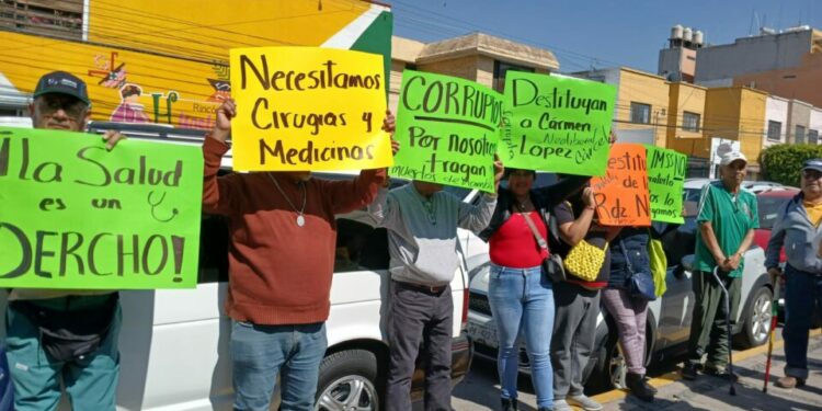 VIDEO | Manifestación por escasez de medicamentos e insumos en el IMSS