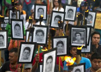 Sheinbaum informa que el gobierno realiza una revisión completa del caso Ayotzinapa