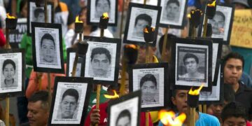 Sheinbaum informa que el gobierno realiza una revisión completa del caso Ayotzinapa