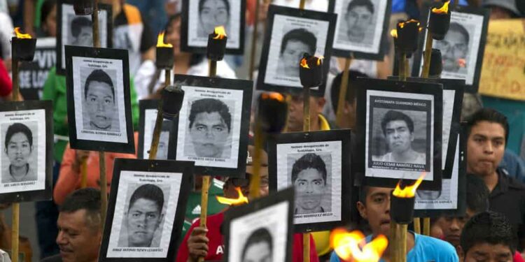 Sheinbaum informa que el gobierno realiza una revisión completa del caso Ayotzinapa