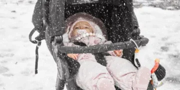 VIDEO | ¿Bebés dormidos al aire libre bajo la nieve? Así es la conocida siesta nórdica