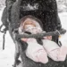 VIDEO | ¿Bebés dormidos al aire libre bajo la nieve? Así es la conocida siesta nórdica