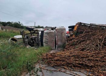 Camión con carga de caña vuelca en Tamuín