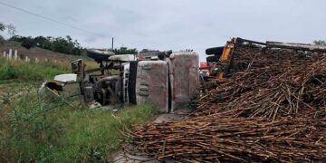 Camión con carga de caña vuelca en Tamuín