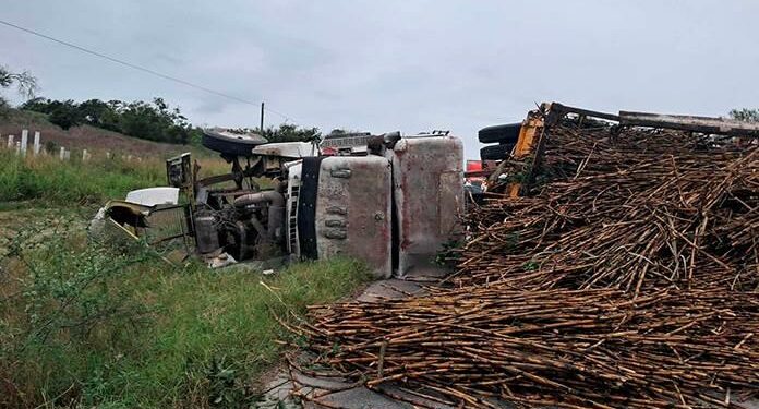 Camión con carga de caña vuelca en Tamuín