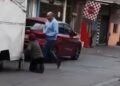 Un hombre arrastra a una mujer por la calle después de asaltar un negocio en Soledad