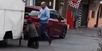 Un hombre arrastra a una mujer por la calle después de asaltar un negocio en Soledad