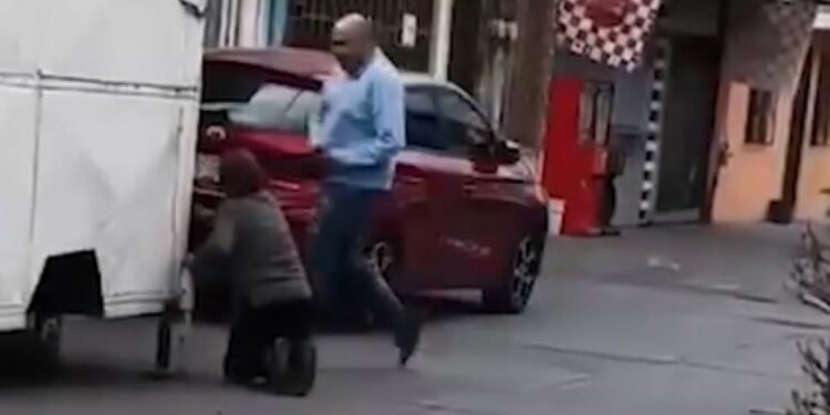 Un hombre arrastra a una mujer por la calle después de asaltar un negocio en Soledad