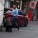 Un hombre arrastra a una mujer por la calle después de asaltar un negocio en Soledad