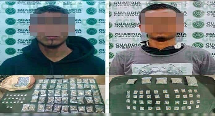 Capturan a par de narcos con 111 dosis de droga